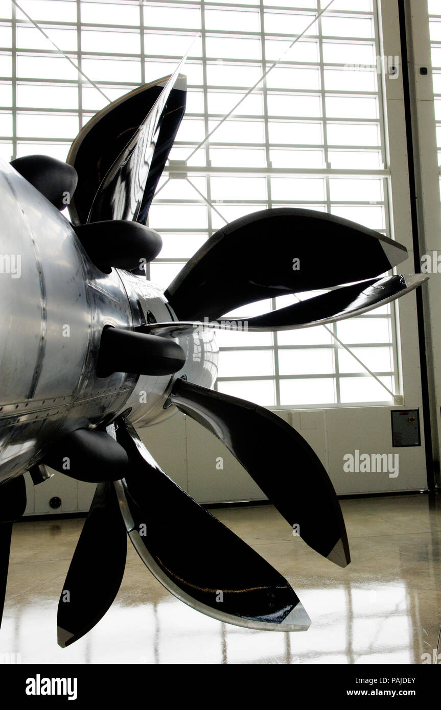 Pratt & Whitney / Allison 578DX UDF with large propeller blades on