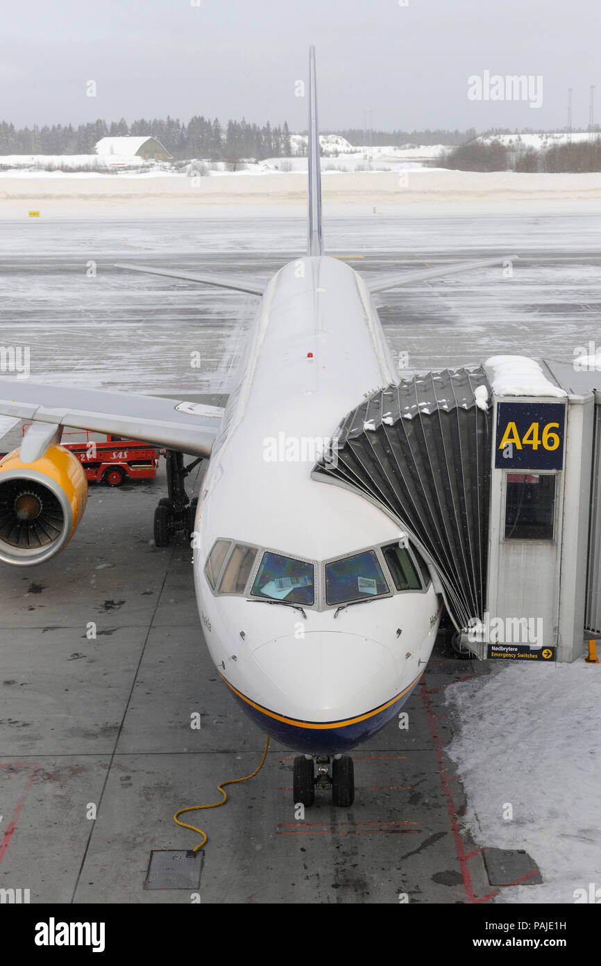 Icelandair Boeing 757-200 parked in the snow Stock Photo
