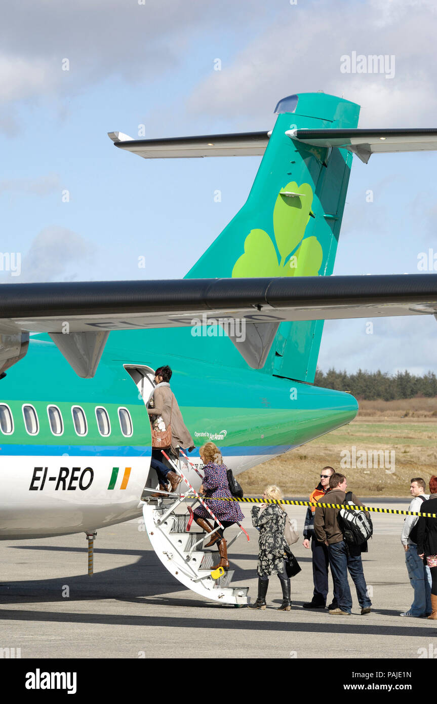 passengers with carry-on bags boarding by the rear door of Aer Lingus  Regional - Aer Arann ATR 72-500 parked Stock Photo - Alamy