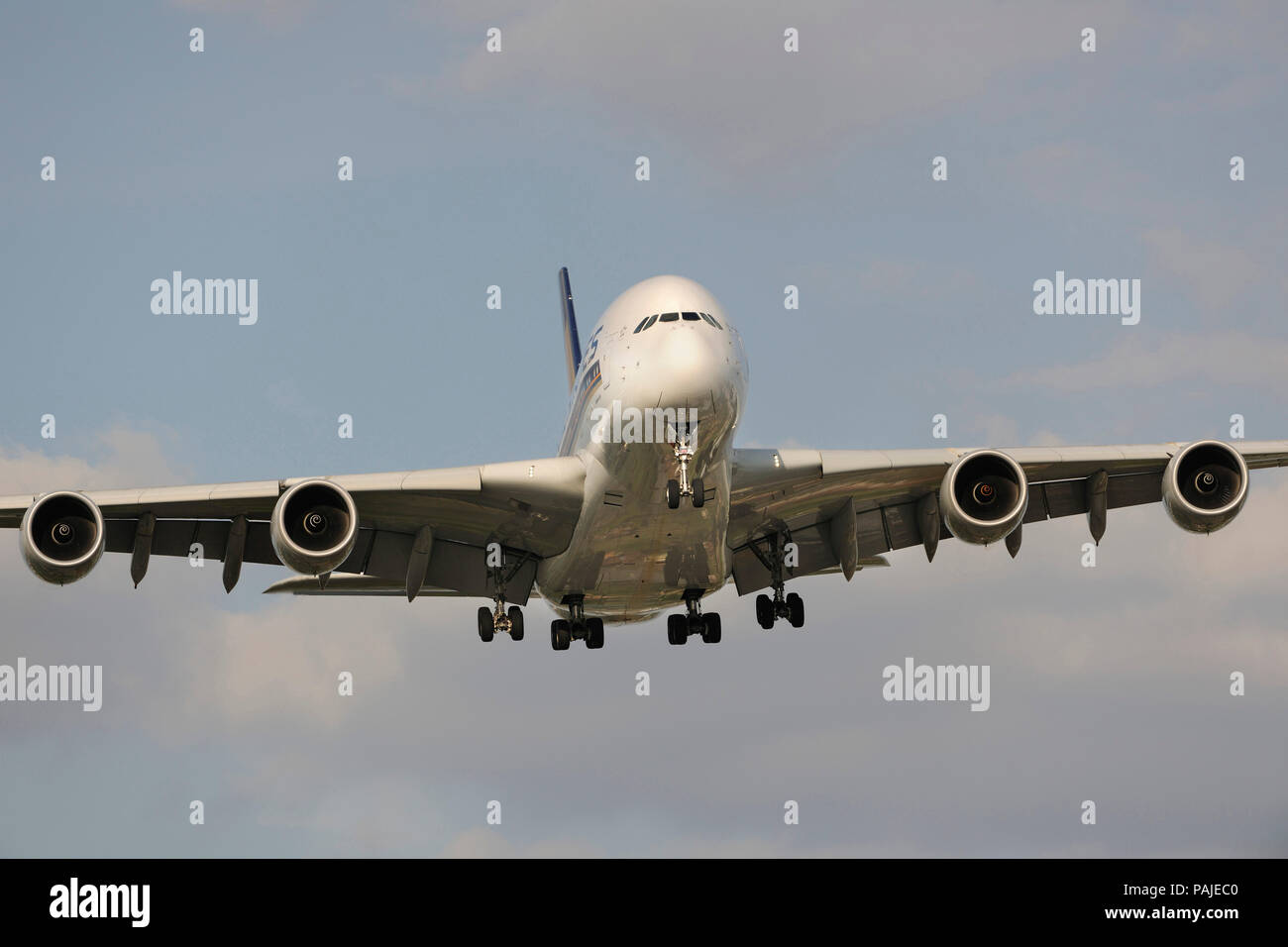 Singapore Airlines SIA Airbus A380-800 on final-approach to Heathrow Stock Photo