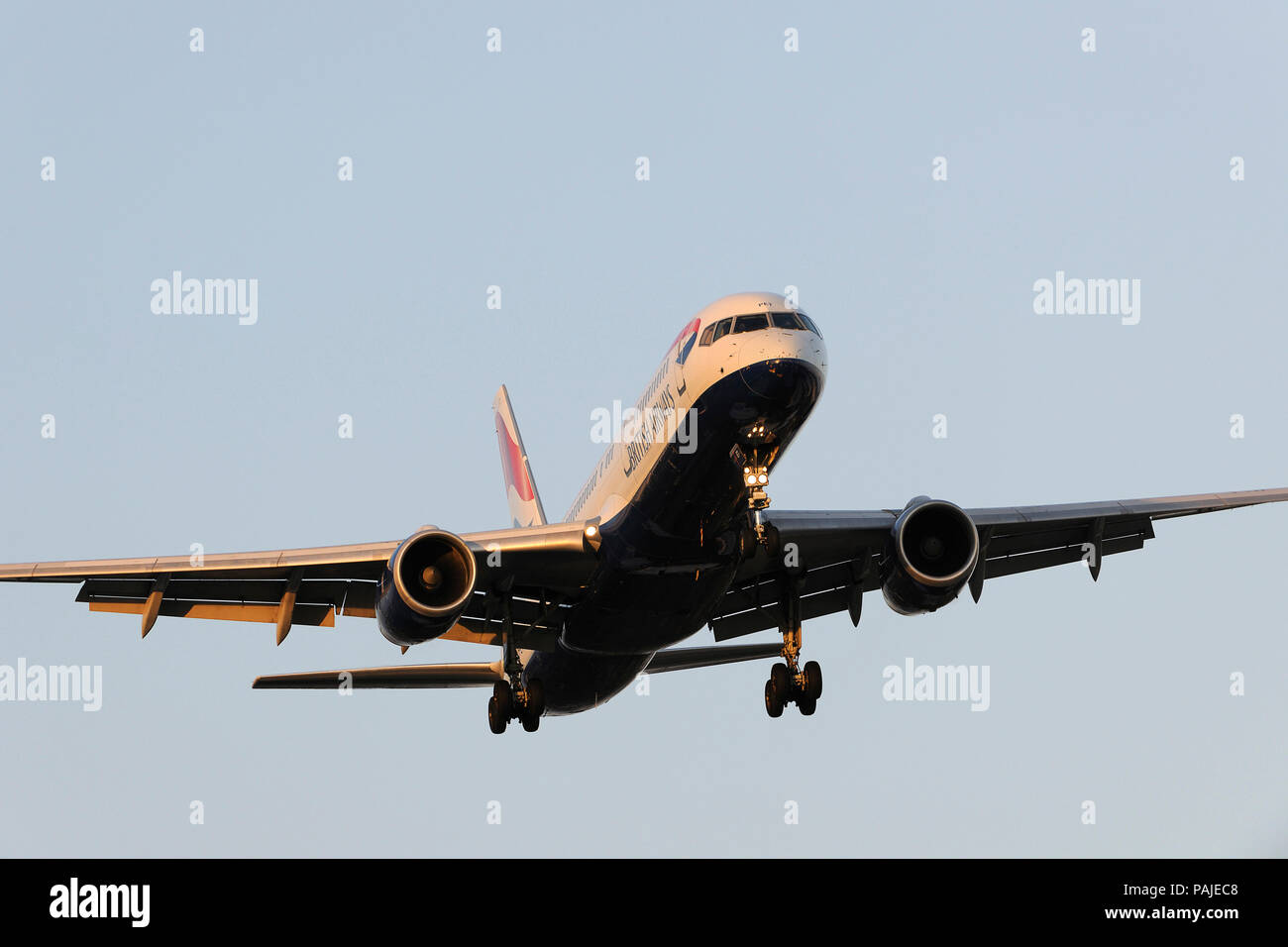 British Airways Boeing 757-200 on final-approach to Heathrow Stock Photo