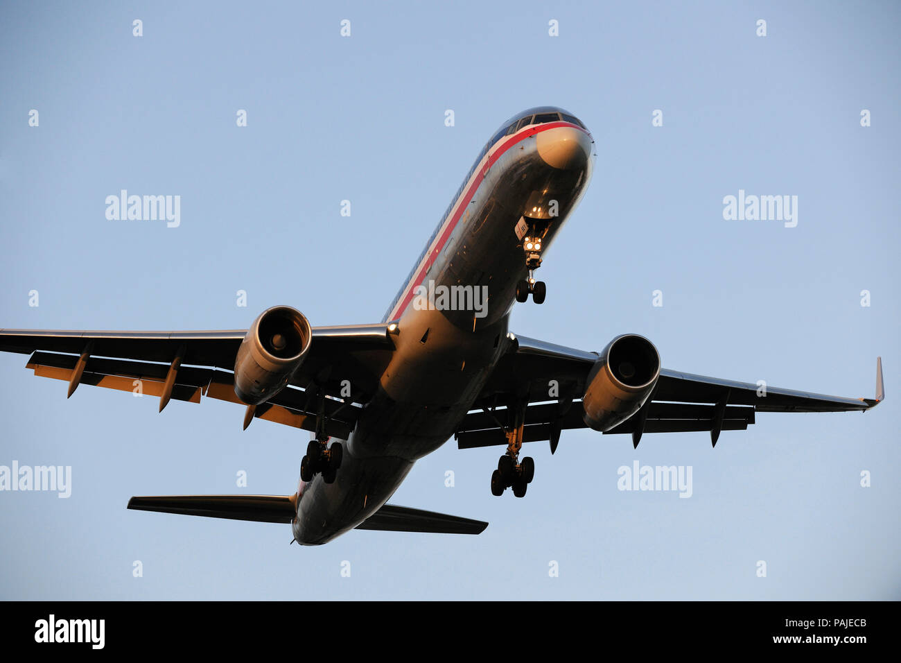 American Airlines Boeing 757-200 on final-approach to Heathrow Stock Photo