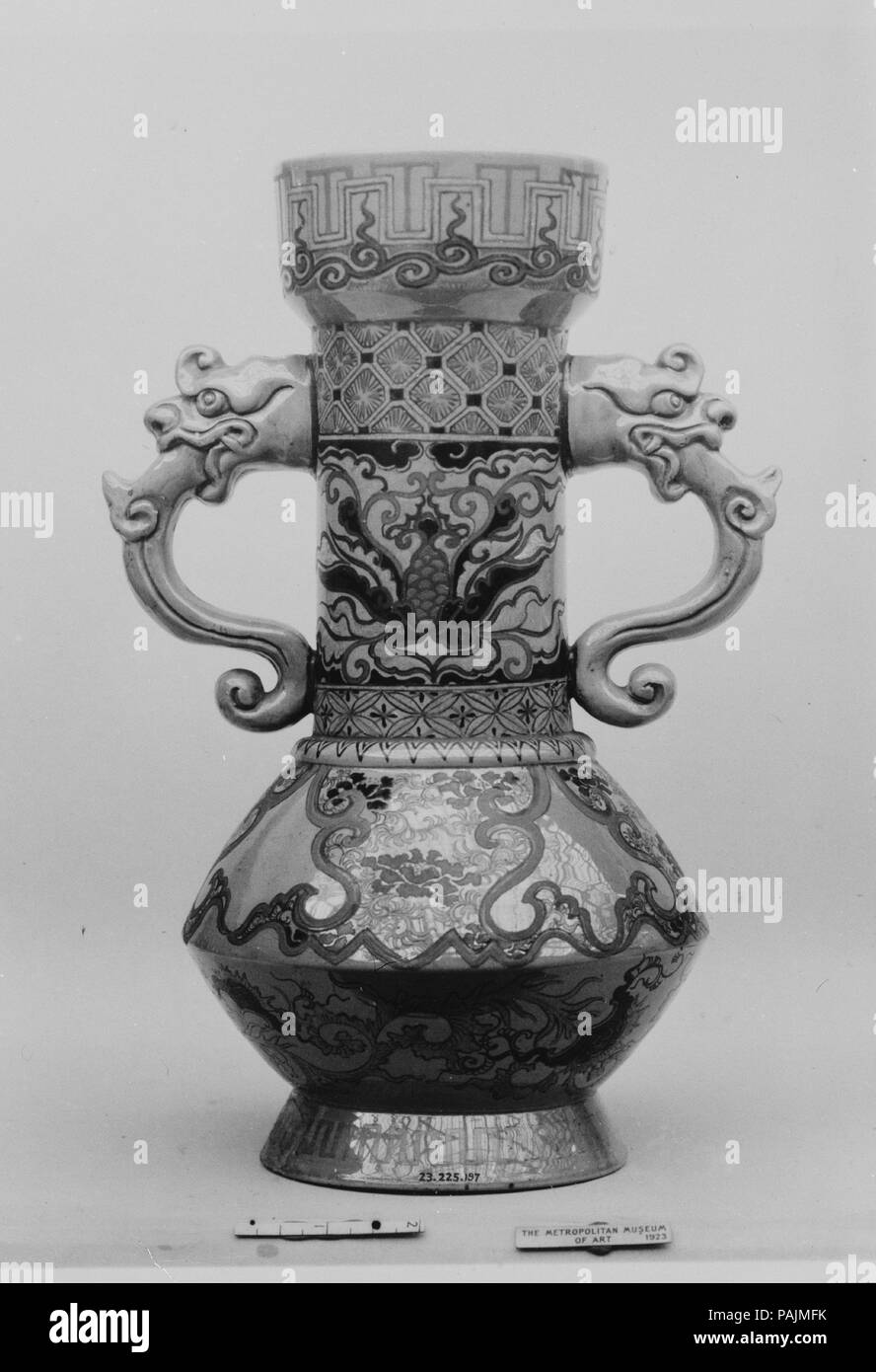 Vase. Culture: Japan. Dimensions: H. 12 in. (30.5 cm); Diam. 8 in. (20.3 cm). Date: 1825. Museum: Metropolitan Museum of Art, New York, USA. Stock Photo