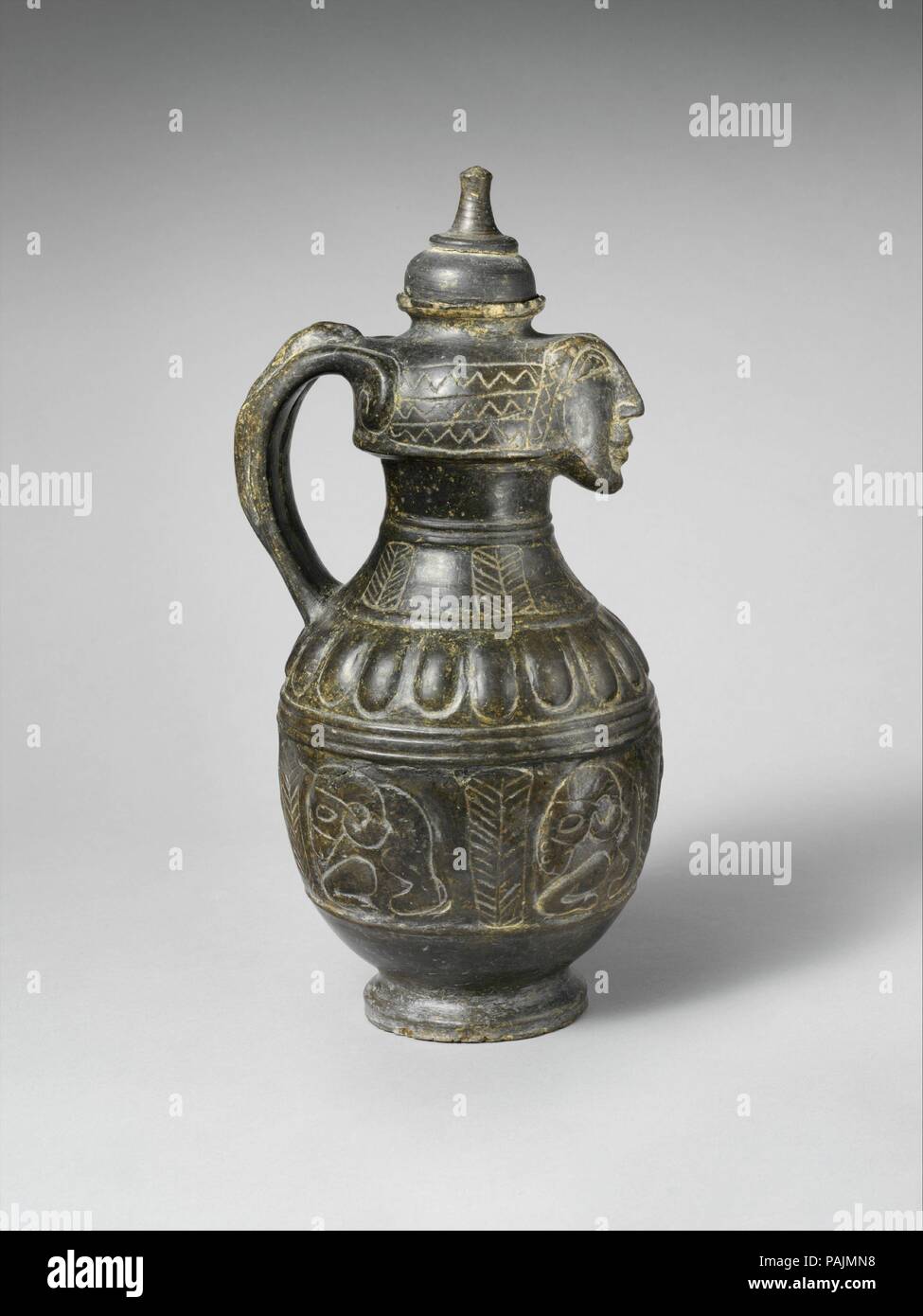 Face jug hi-res stock photography and images - Alamy, image size:975x1390