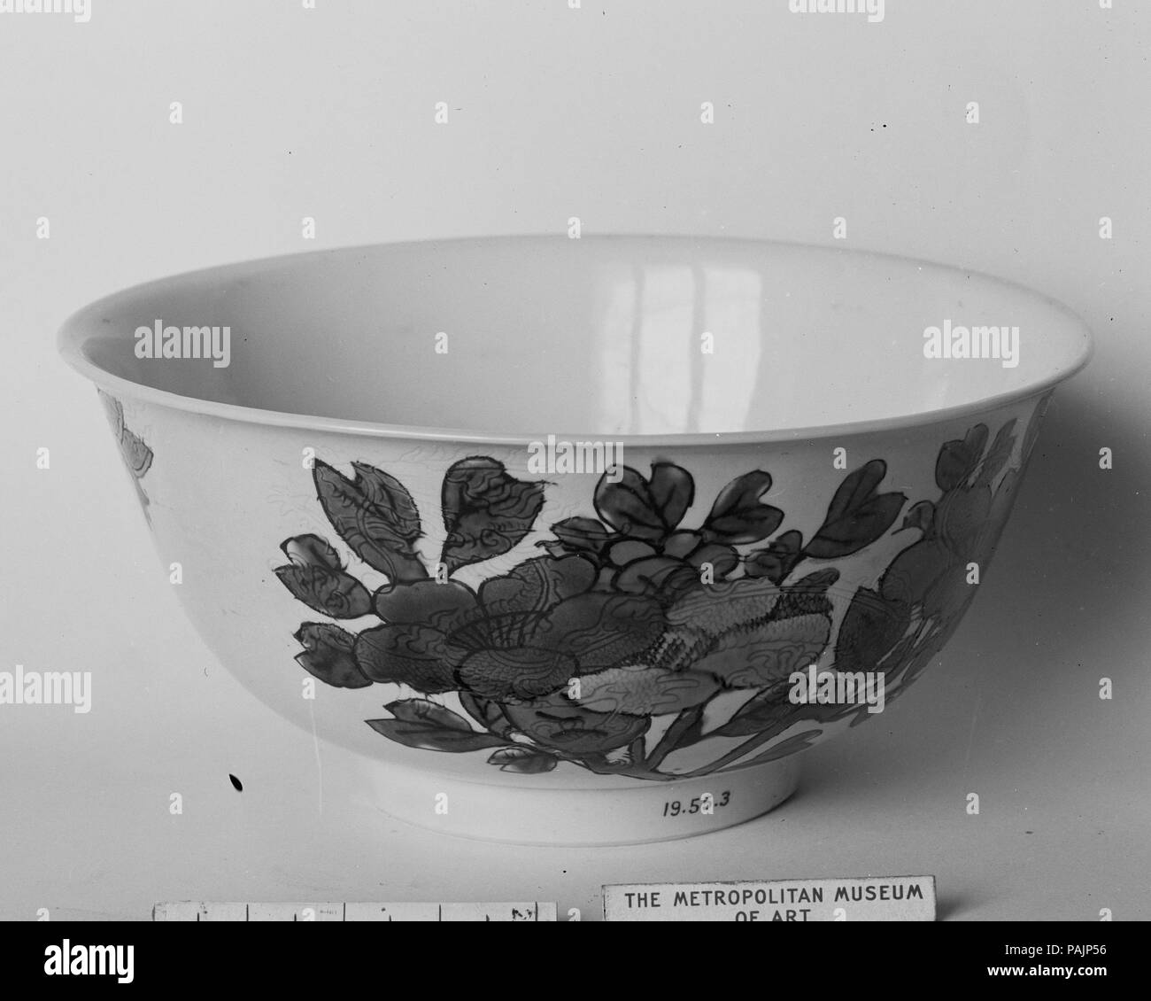 Bowl. Culture: China. Dimensions: H. 2 3/4 in. (7 cm); W. 5 7/8 in. (14.9 cm). Museum: Metropolitan Museum of Art, New York, USA. Stock Photo