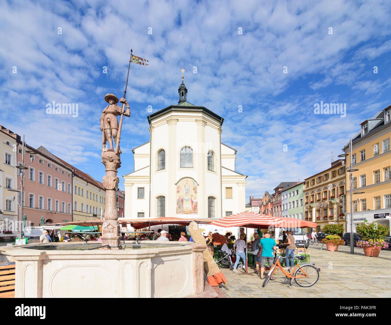 Traunstein: market square Stadtplatz, church Stadtpfarrkirche St. Oswald, well Lindl-Brunnen with Wappner in Germany, Bayern, Bavaria, Oberbayern, Upp Stock Photo