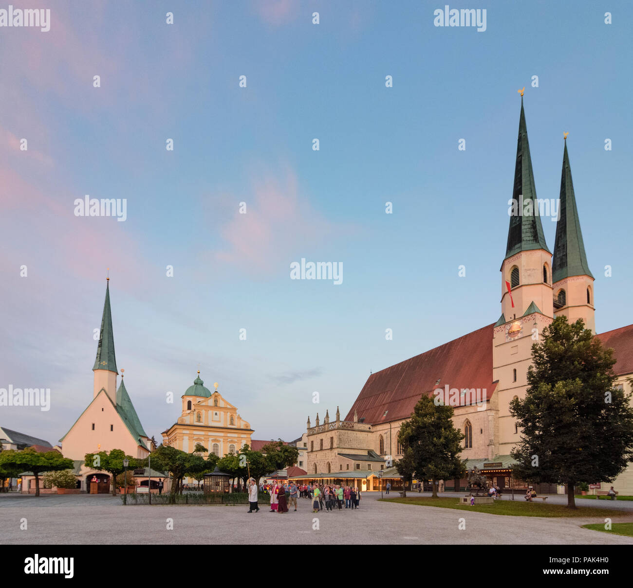 Altötting: square Kapellplatz with Gnadenkapelle (Grace Chapel), monastery St. Magdalena, church Stiftspfarrkirche, Christian candlelight procession i Stock Photo