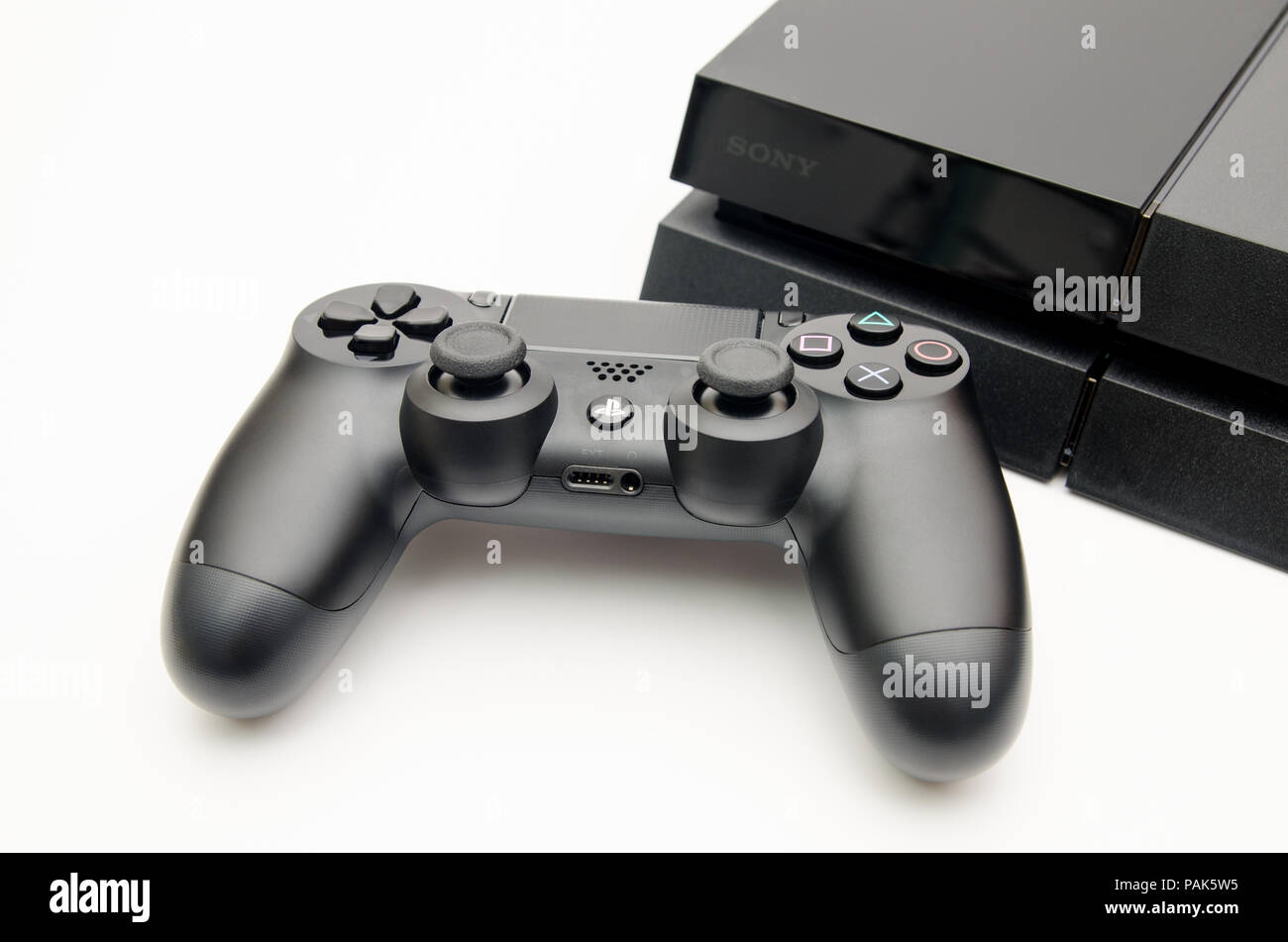 Sony playstation 4 console hi-res stock photography and images - Alamy