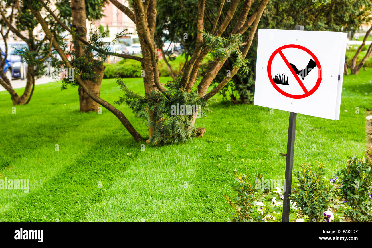 Mustn t walking. знак mustn't smoke. знак газон. Don't walk on the grass. You must/you mustn't правило.