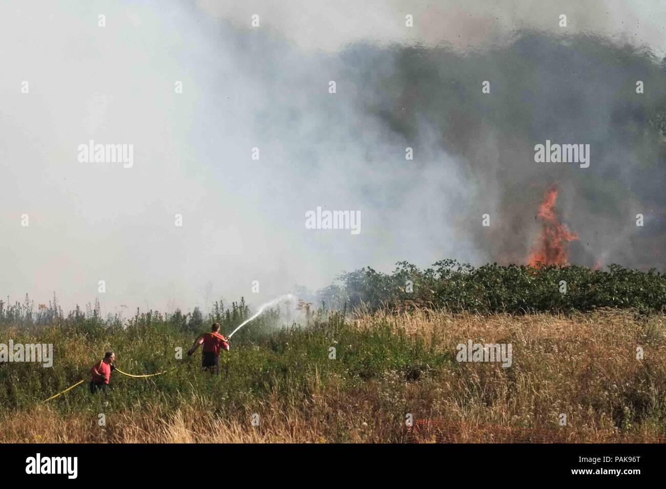 London, UK. 23rd July 2018. Twenty fire engines and around 125 firefighters tackle a  grass fire on Woolwich Common off Ha Ha Road. Credit : Claire Doherty/Alamy Live News Stock Photo