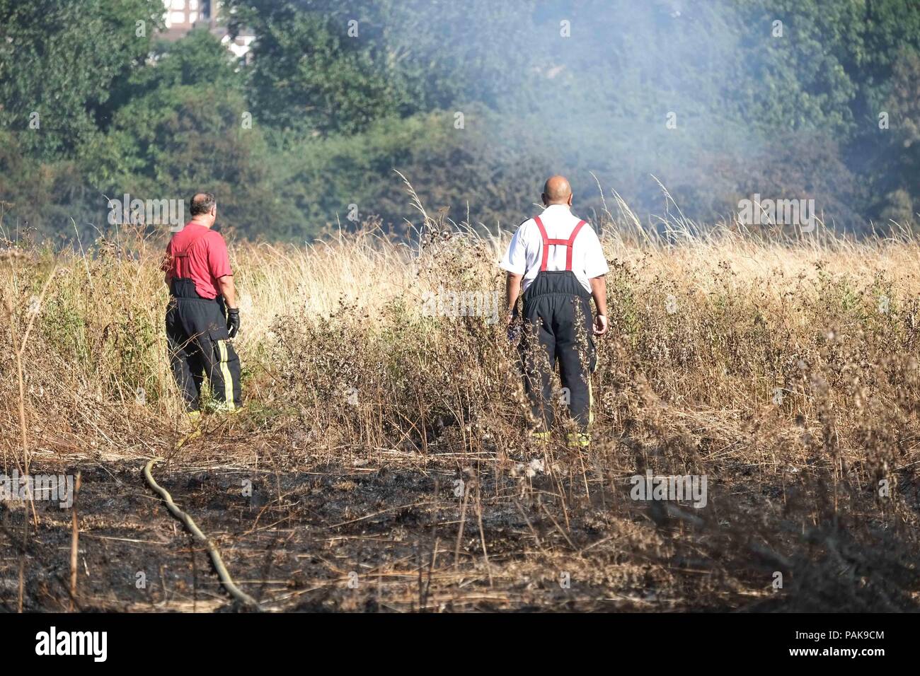 London, UK. 23rd July 2018.. Twenty fire engines and around 125 firefighters tackle a  grass fire on Woolwich Common off Ha Ha Road. Credit : Claire Doherty/Alamy Live News Stock Photo