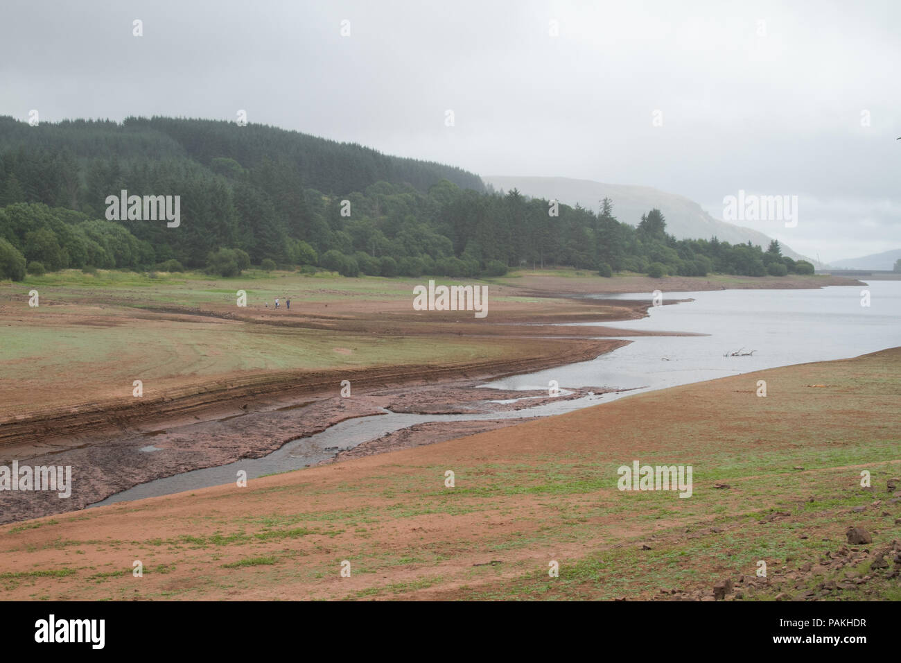 Llwyn Onn, Reservoir, South Wales, UK.  24 July 2018.  UK weather: Humid conditions with showers in the region.  The reservoir is severely depleted through the heatwave.  Credit: Andrew Bartlett/Alamy Live News Stock Photo