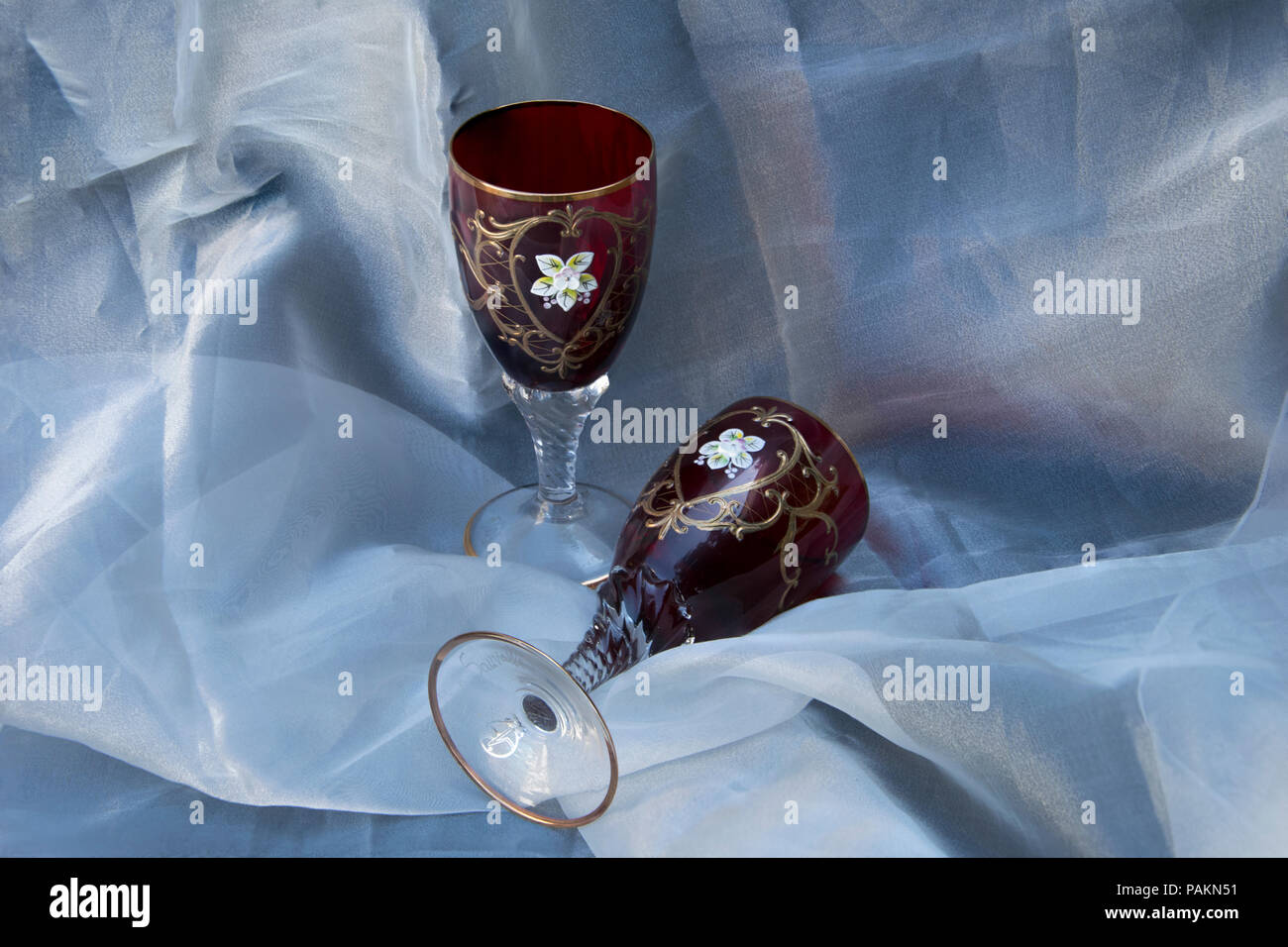 https://c8.alamy.com/comp/PAKN51/two-glasses-of-murano-glass-wine-PAKN51.jpg