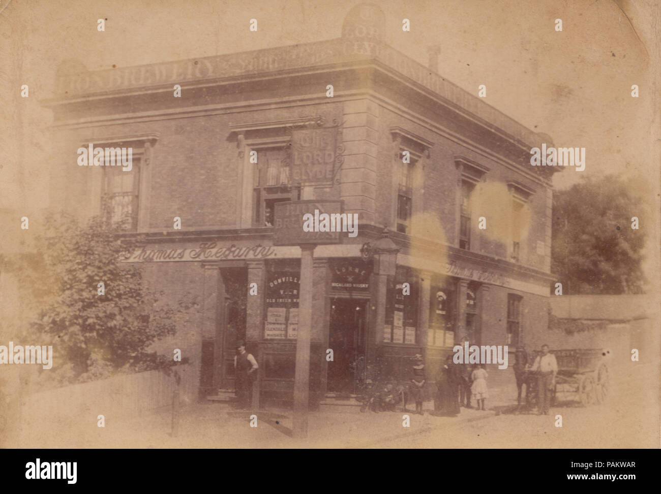 Victorian Cabinet Card of The Lord Clyde Public House at 1 Brook Hill Road (Campbell Terrace in 1866), Woolwich, London Stock Photo