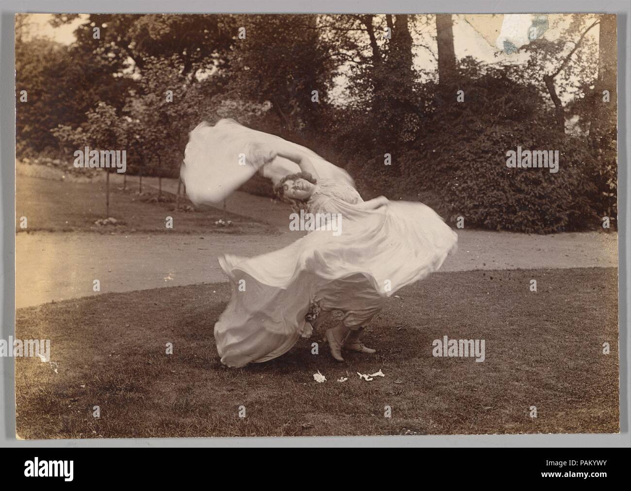 Loie Fuller Dancing. Artist: Samuel Joshua Beckett (British, Shadwell, Stepney [London] 1870-1940 Bournemouth). Dimensions: Image: 4 in. × 5 11/16 in. (10.2 × 14.4 cm). Date: ca. 1900. Museum: Metropolitan Museum of Art, New York, USA. Stock Photo