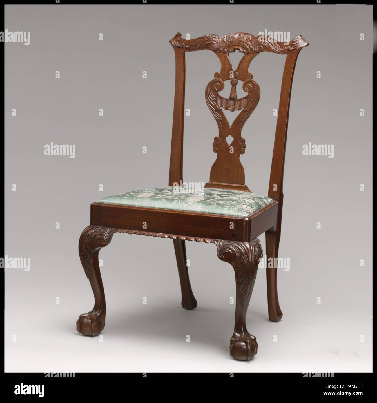 Side Chair. Culture: American. Dimensions: 38 7/8 x 24 1/4 x 22 1/4 in. (98.7 x 61.6 x 56.5 cm). Date: 1765-75.  Typical New York features, such as the carved tassel-and-ruffle design in the splat, the gadrooned seat rail, and the square claw-and-ball feet, are displayed in this chair. It is thought to have descended in the great landholding Van Rensselaer family of Albany, New York. Museum: Metropolitan Museum of Art, New York, USA. Stock Photo