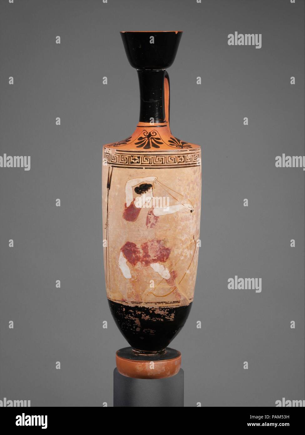 Terracotta lekythos (oil flask). Culture: Greek, Attic. Dimensions: H. 12 7/8 in. (32.7 cm). Date: ca. 440 B.C..  Amazon using a slingshot  The Klügmann Painter is distinguished from his contemporaries by his depictions of mythological figures and scenes from daily life rather than funerary subjects. Museum: Metropolitan Museum of Art, New York, USA. Stock Photo