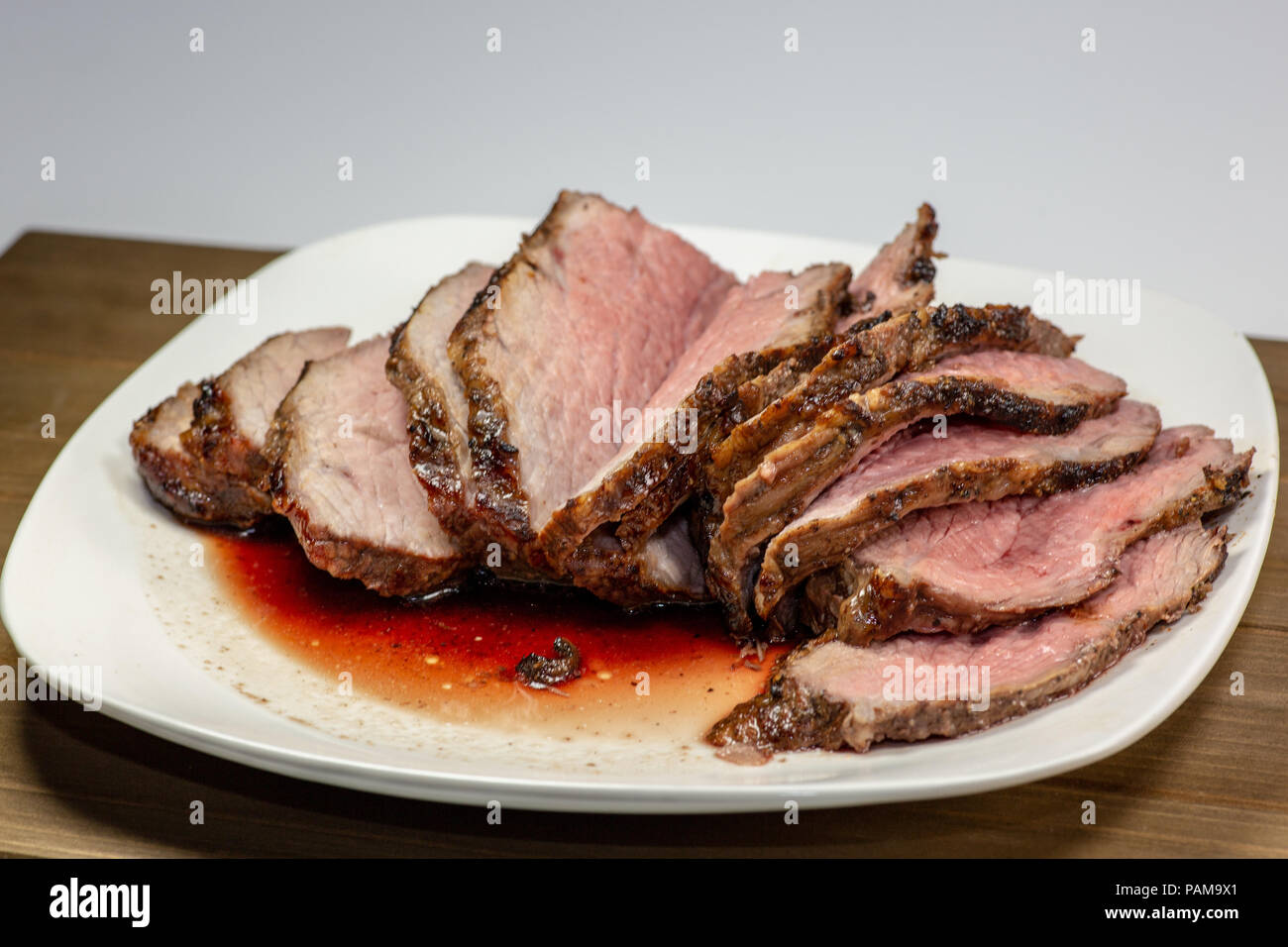 Телятина в духовке. Телятина стейки в духовке сочная и мягкая. Мясо в духовке в фольге говядина. Мясо с черносливом в духовке. Горячие мясные блюда.