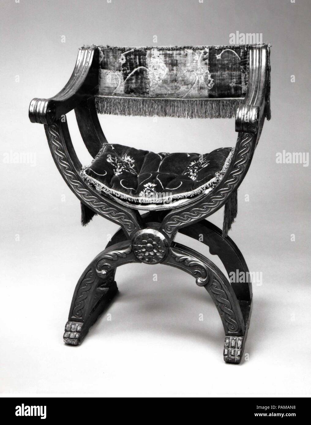 Hip-joint armchair (Dantesca type, associated with 1975.1.1975 a,b). Culture: Italian. Dimensions: H. 93.5 cm, W. 68 cm, D. 51 cm.  Back: 26 x 74 cm.; Seat: 31 x 74 cm.. Date: 15th or 16th century (textiles); 20th century (cushion). Museum: Metropolitan Museum of Art, New York, USA. Stock Photo