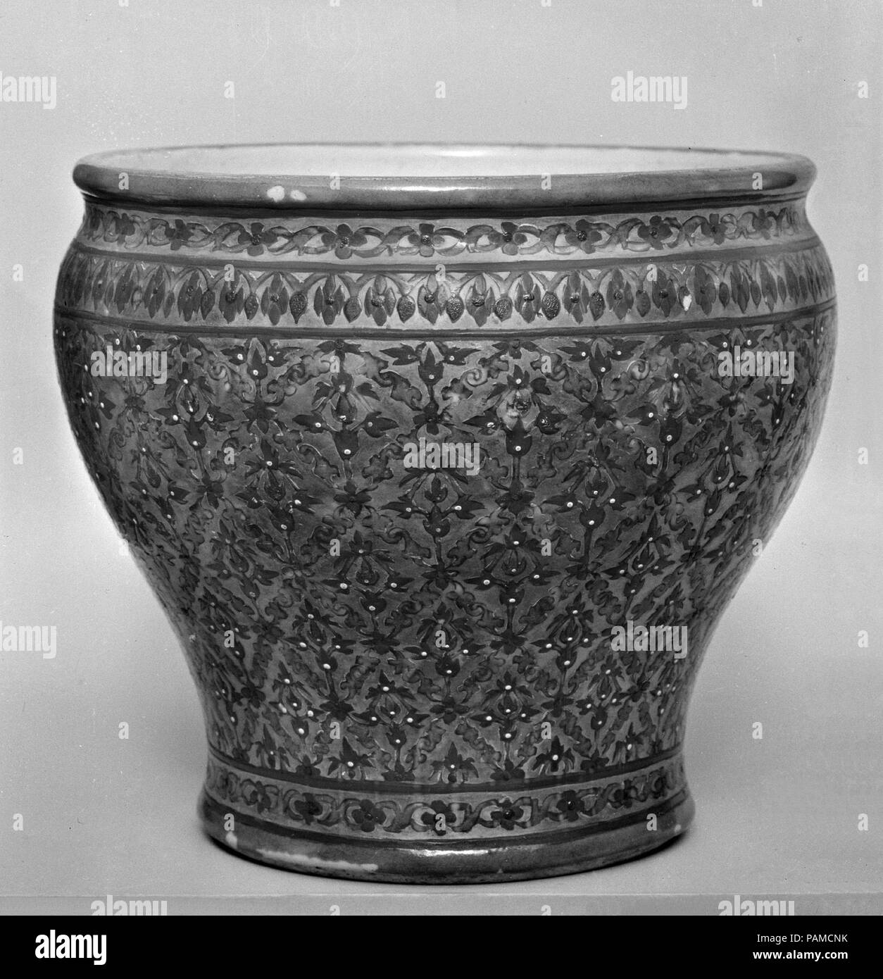 Jar. Culture: China. Dimensions: H. 7 3/8 in. (18.7 cm); Diam. 8 1/4 in. (21 cm). Date: late 18th-19th century. Museum: Metropolitan Museum of Art, New York, USA. Stock Photo