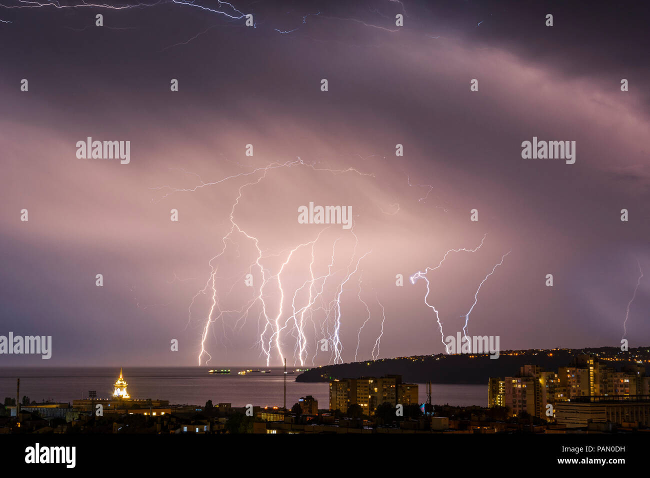 Black night thunderstorm flashes hi-res stock photography and images ...