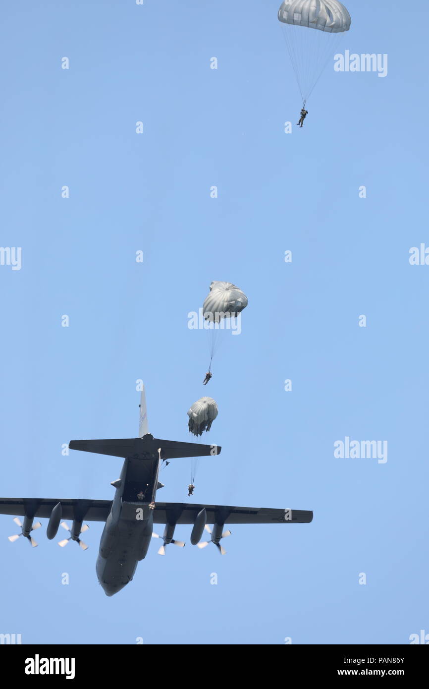 U.S. Army Paratroopers exit from a C-130 over Preston Drop Zone, Fort Gordon Ga., July 14 2018. Paratroopers conduct airborne operations in order to maintain airborne proficiency (U.S. Army photo by Sgt. Josie Carlson) Stock Photo
