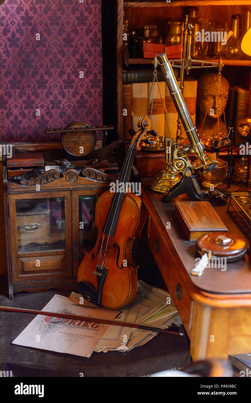 ENGLAND - JUL 22, 2016: Violin in the Sherlock Holmes Museum, 221 Baker Street, London. Sherlock Holmes is a fictional private detective crea Stock Photo - Alamy