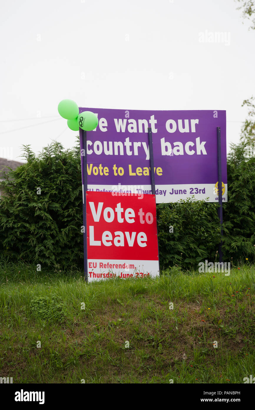 Vote Leave signs on 23.6.2016 the day of the EU/Brexit Referendum. Gillingham Dorset England UK GB Stock Photo