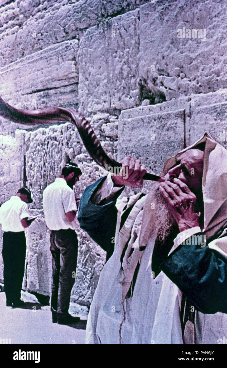 Blowing the shofar at the Wailing Wall,Jerusalem,Isreal Stock Photo Alamy