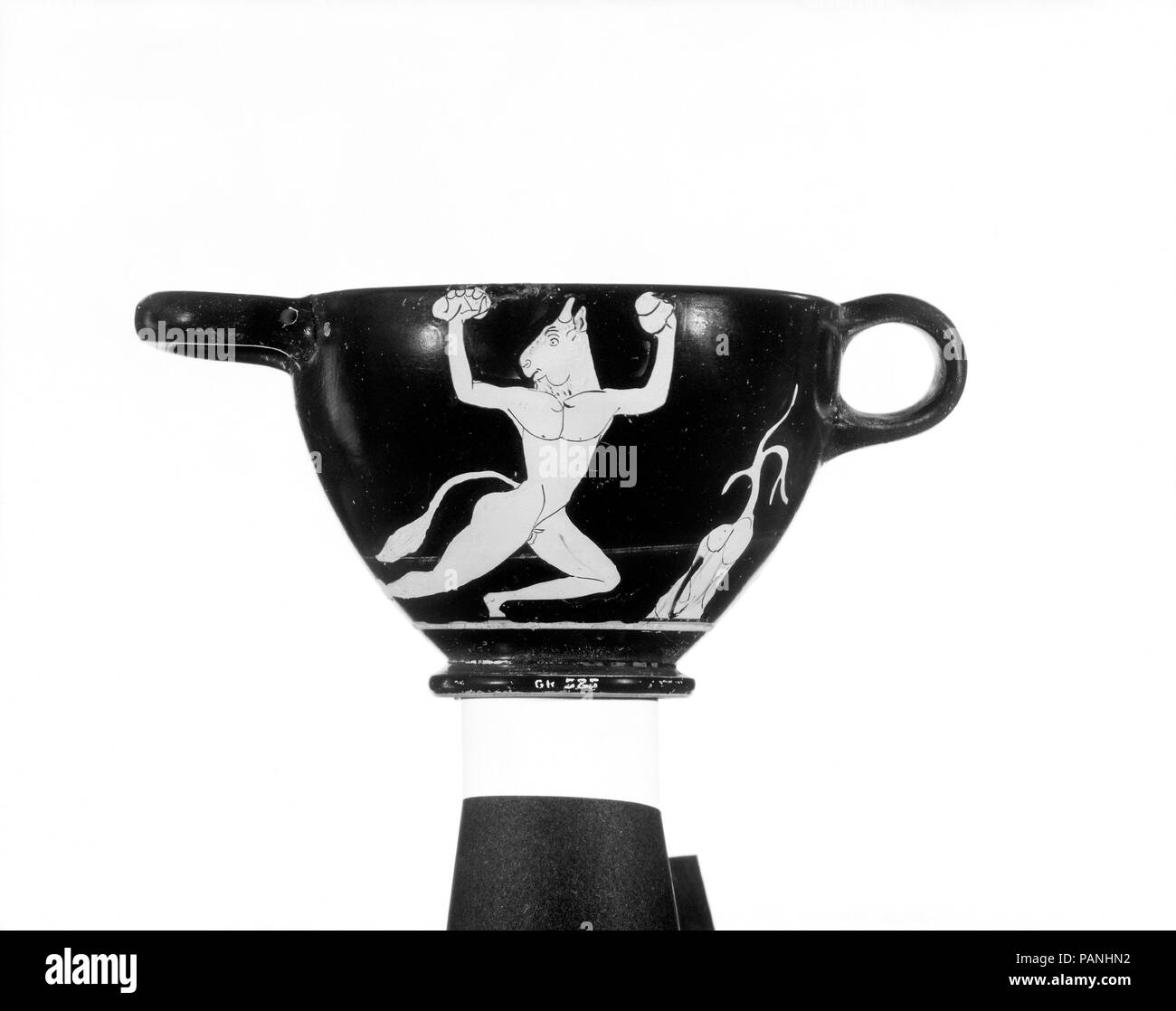 Terracotta skyphos (deep drinking cup). Culture: Greek, Attic. Dimensions: H. 3 1/8 in. (7.9 cm)  diameter  4 1/2 in. (11.4 cm). Date: ca. 470-460 B.C..  Obverse, Theseus  Reverse, the Minotaur  Many red-figure artists eliminated the narrative element from mythological representations and, instead, highlighted the protagonists. Here, with one protagonist on each side, Theseus's pursuit of the Minotaur becomes timeless and eternal. Museum: Metropolitan Museum of Art, New York, USA. Stock Photo
