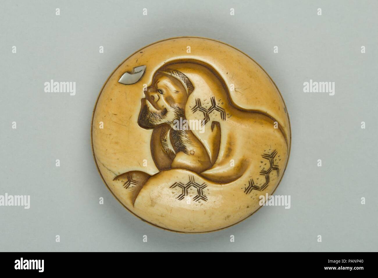 Netsuke carved hi-res stock photography and images - Page 2