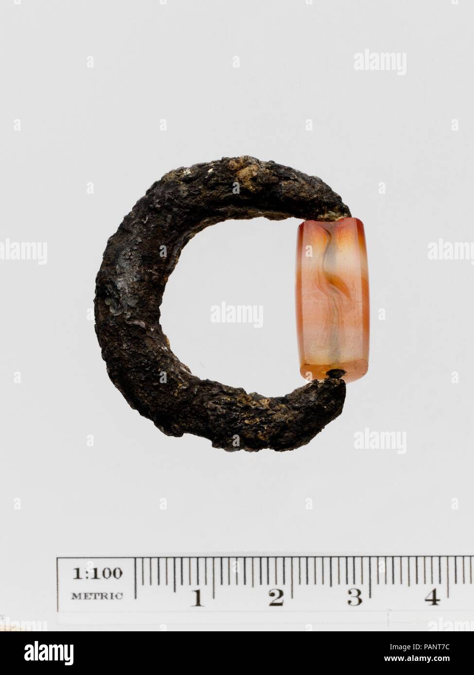 Silver swivel ring with agate half-barrel. Culture: Greek. Dimensions: Length: 13/16 in. (2.1 cm). Date: 4th century B.C..  Crane. Museum: Metropolitan Museum of Art, New York, USA. Stock Photo