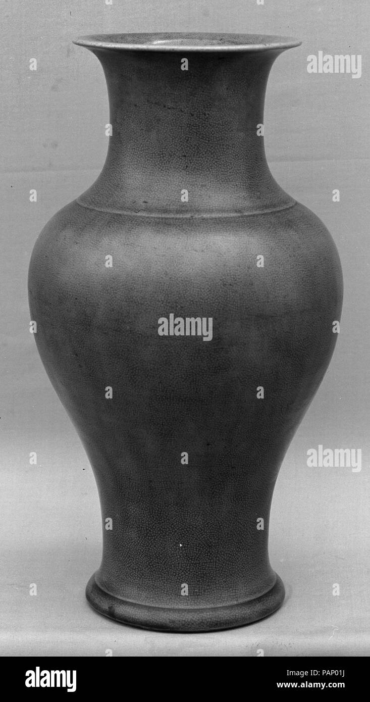 Vase. Culture: China. Dimensions: H. 13 1/2 in. (34.3 cm). Museum: Metropolitan Museum of Art, New York, USA. Stock Photo