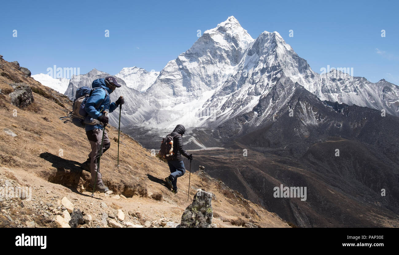 Nepal, Solo Khumbu, Everest, Sagamartha National Park, Mountaineers hiking the Himalayas Stock Photo