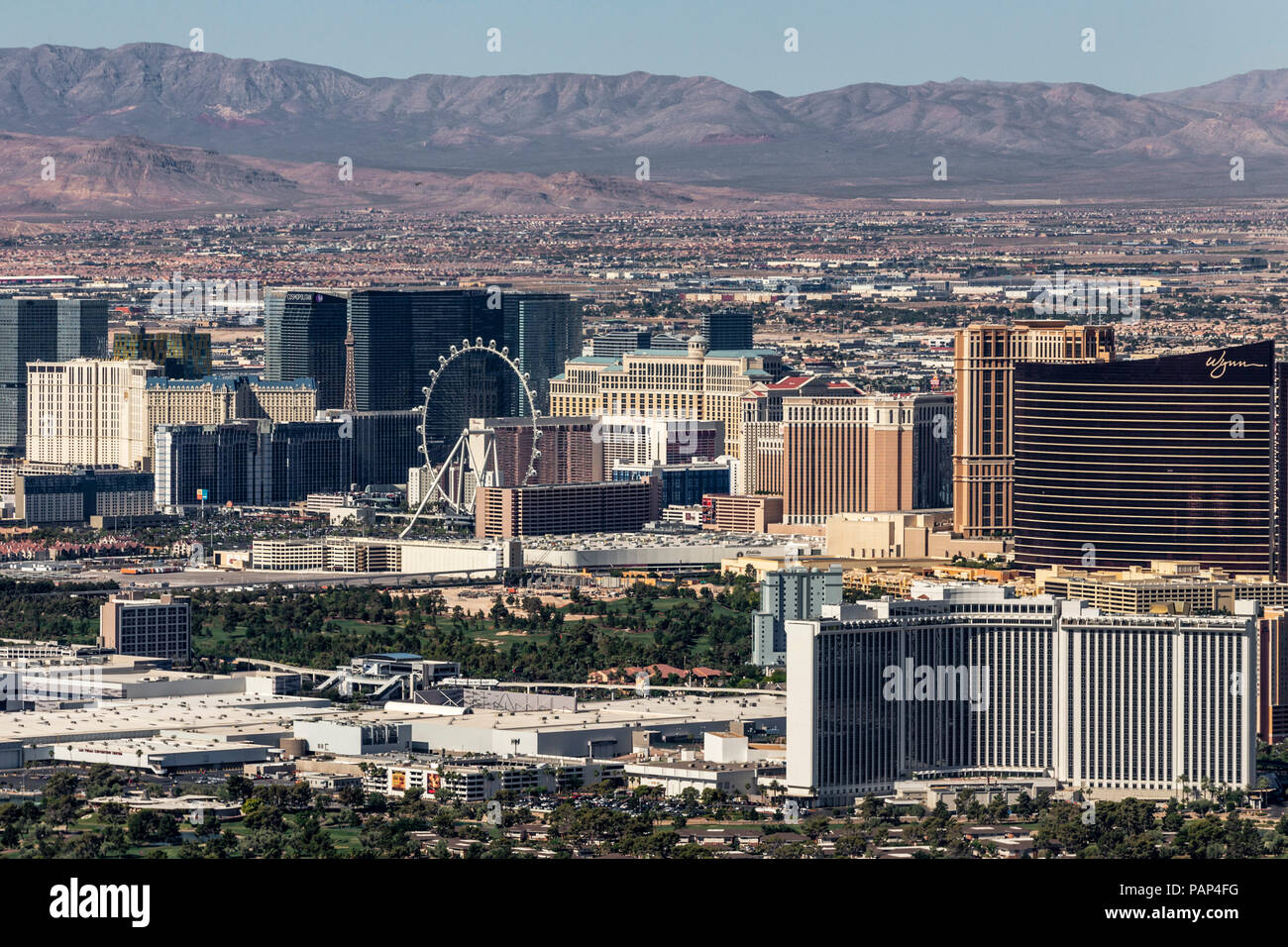 Las vegas skyline mountains hi-res stock photography and images - Alamy