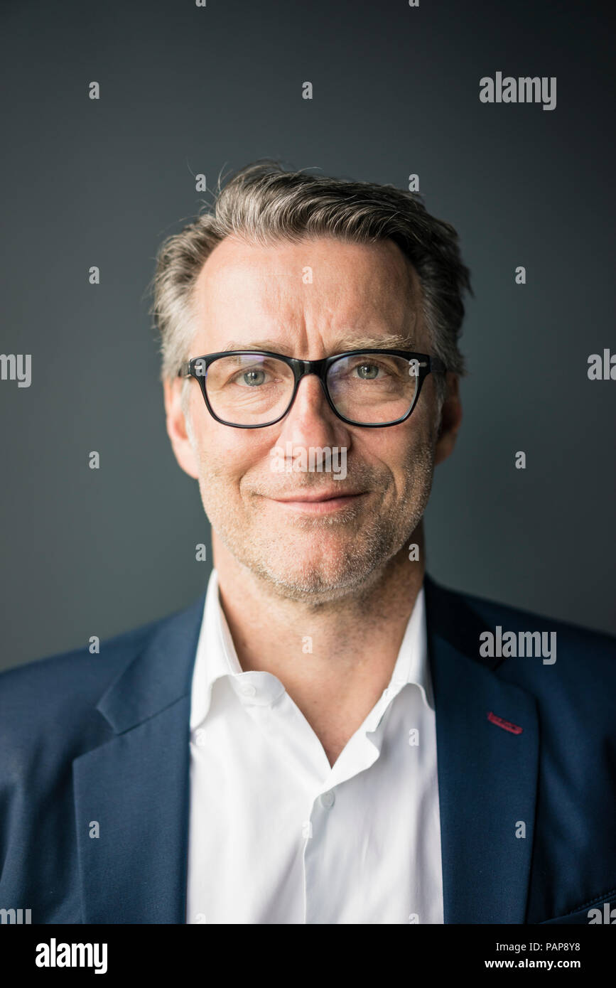 Businessman portrait mature hi-res stock photography and images - Alamy