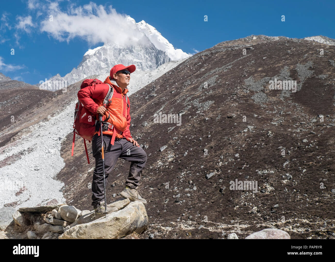Nepal, Solo Khumbu, Everest, Sagamartha National Park, Mountaineers hiking the Himalayas Stock Photo