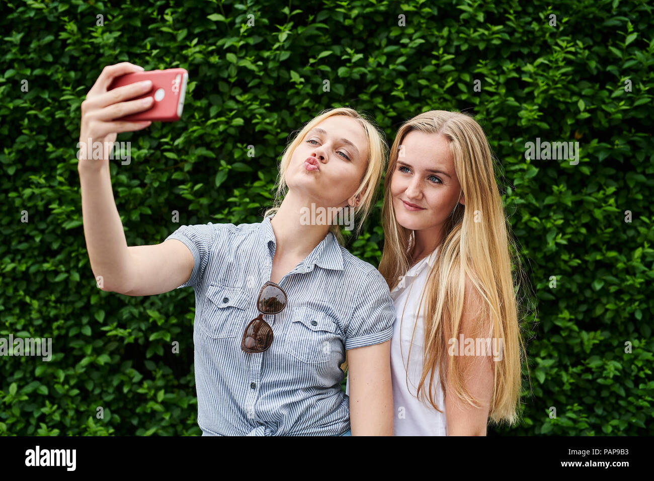 Women posing for a camera hi-res stock photography and images - Alamy