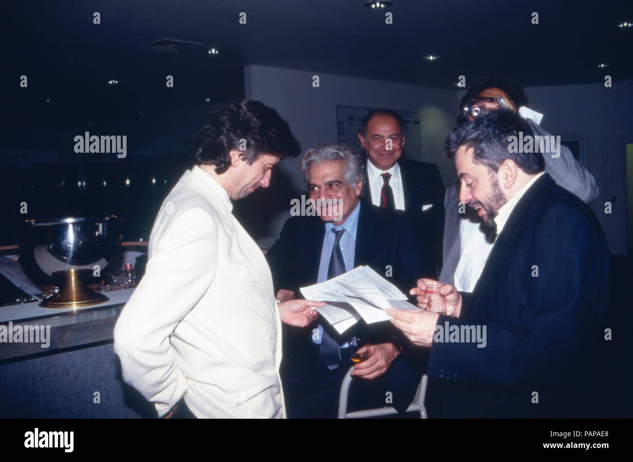 Der ägyptische Schauspieler Omar Sharif neben Dr. Elinescu (weißes Jackett) und Schulfreund Saaleb Saad Rifky (hinter Sharif) bei einem Besuch in Düsseldorf, Deutschland 1991. Egyptian actor Omar Sharif meeting Dr. Elinescu (white jacket) and his schoolmate Saaleb Saad Rifky (behind Sharif) while visiting Duesseldorf, Germany 1991. Stock Photo