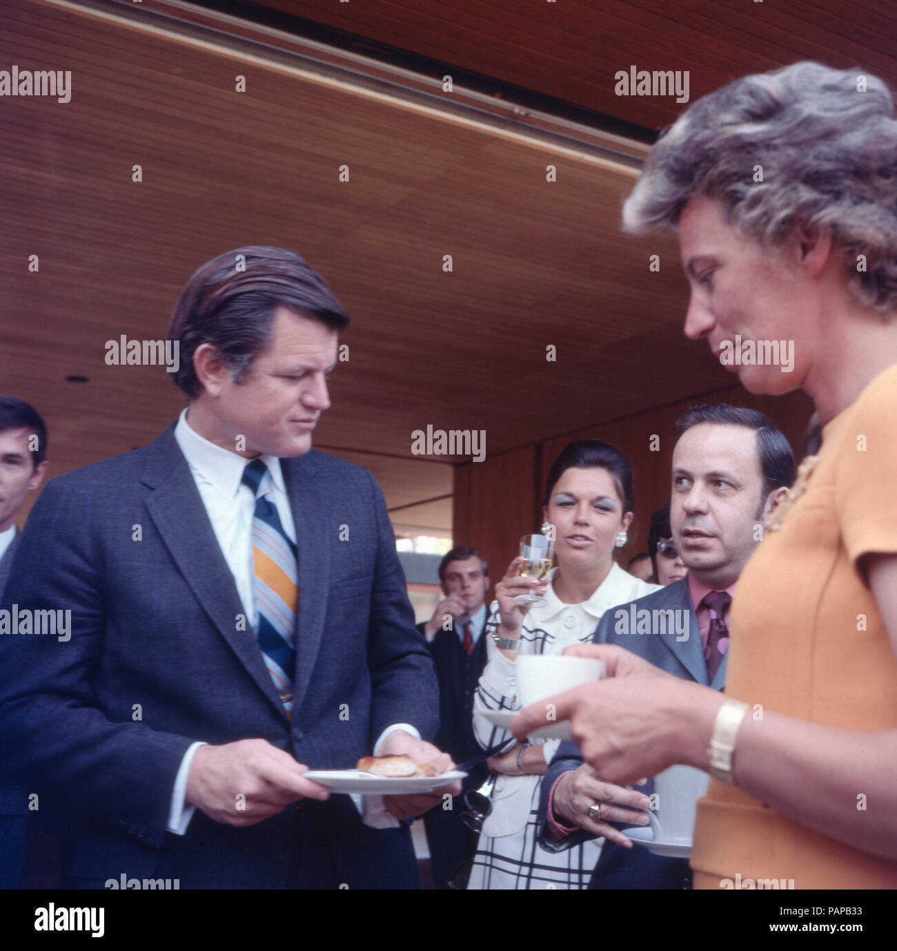 Der amerikanische Senator Edward Ted Kennedy unterhält sich mit Dr
