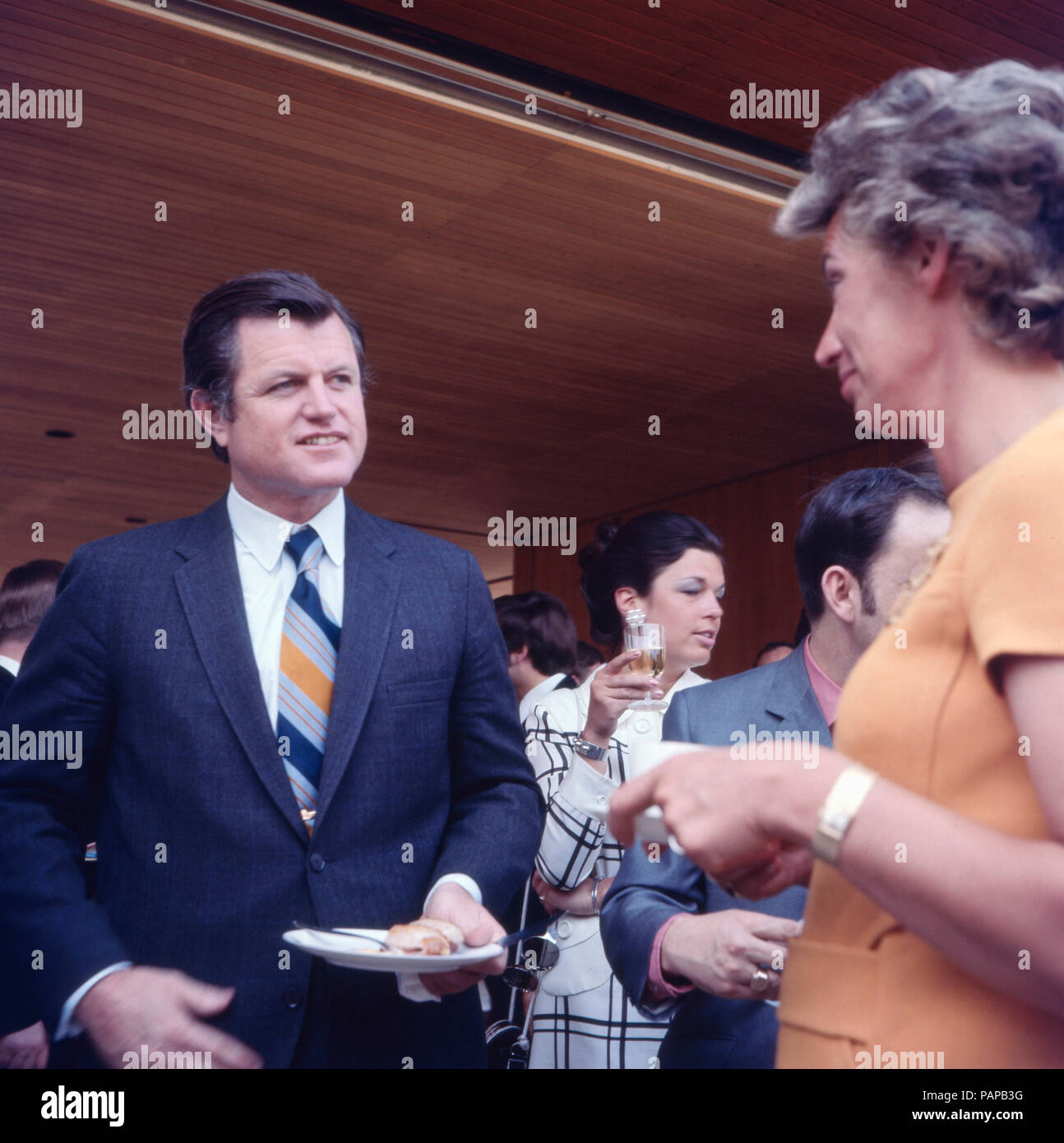 Der amerikanische Senator Edward Ted Kennedy unterhält sich mit Dr. Mildred Scheel bei einem Besuch in Bonn, Deutschland 1971. American senator Edward Ted Kennedy talking to Dr. Mildred Scheel while visiting Bonn, Germany 1971. Stock Photo