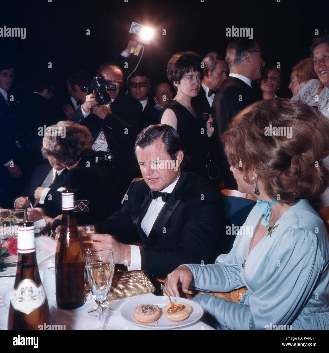 Der amerikanische Senator Edward Ted Kennedy bei einem Abendempfang in Bonn, Deutschland 1971. American senator Edward Ted Kennedy at a soiree while visiting Bonn, Germany 1971. Stock Photo