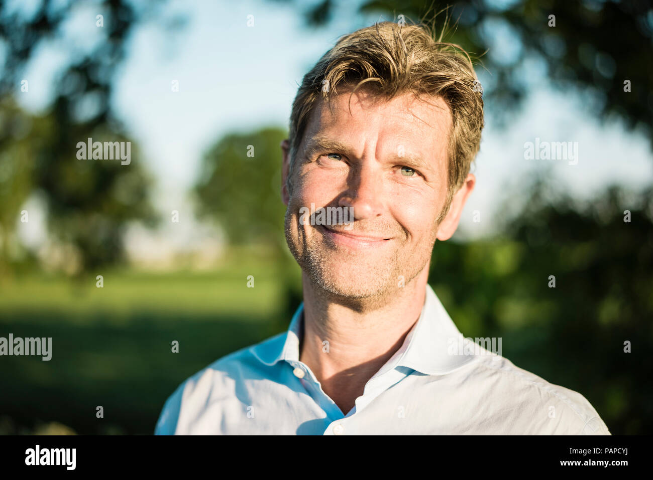 Man smiling portrait hi-res stock photography and images - Alamy