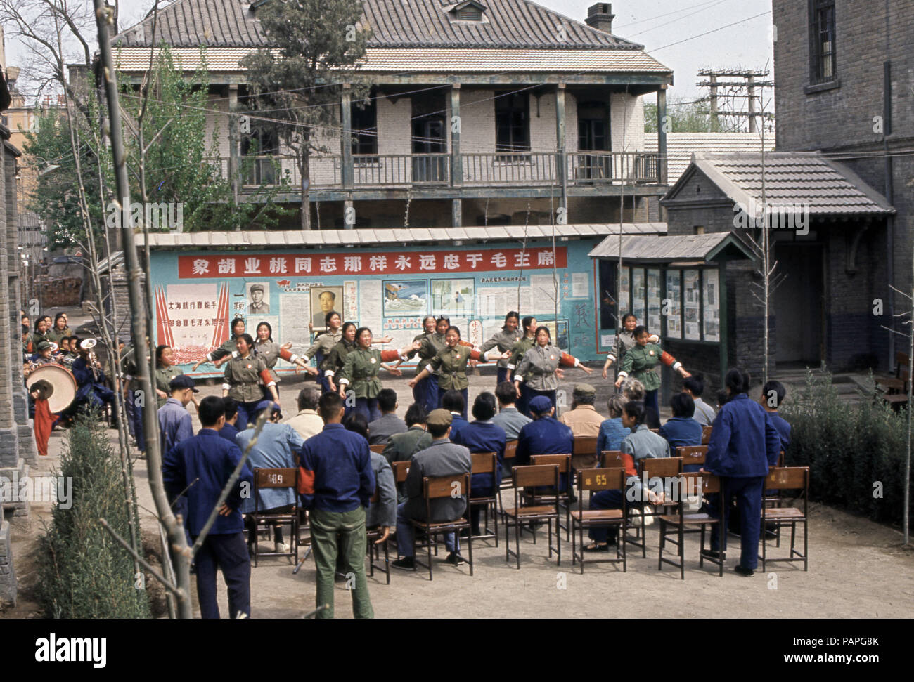 China during the Cultural Revolution  Mao Tse-tung's thought propaganda team of workers performing a presentation to the employees Stock Photo
