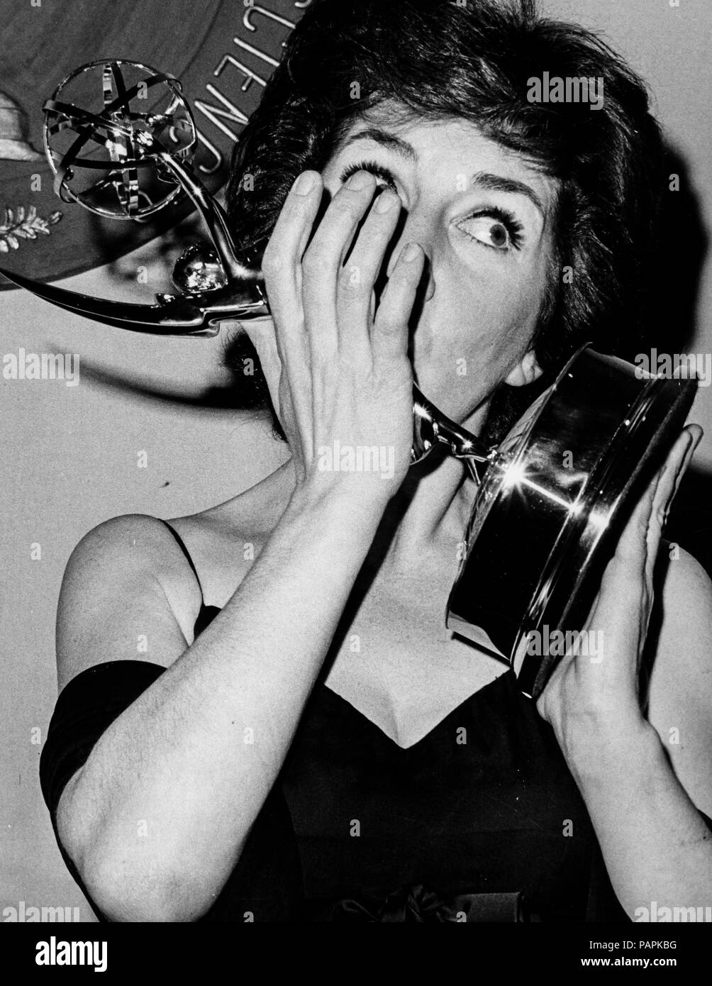 maureen stapleton kissing the emmy award for the tv movie among the paths to eden, 1968 Stock Photo