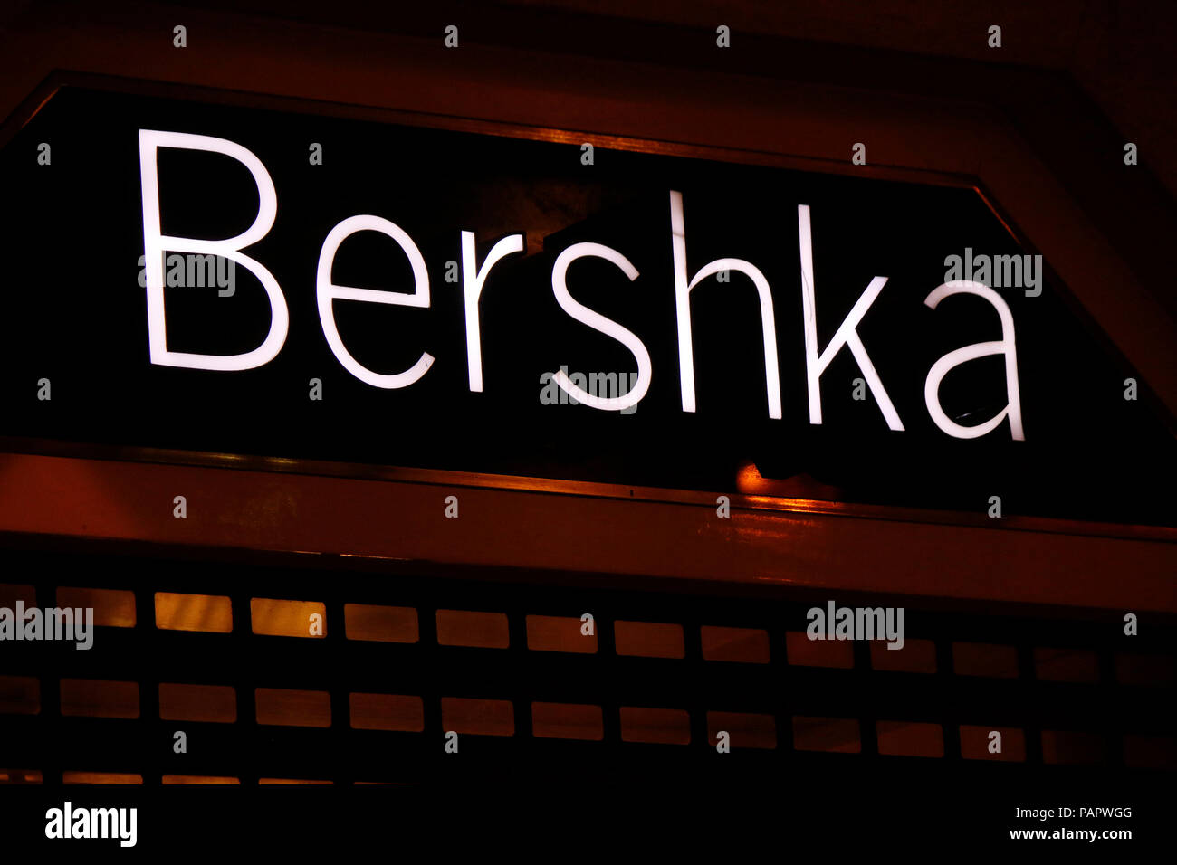 das Logo der Marke "Bershka", Lissabon, Portugal Stock Photo - Alamy