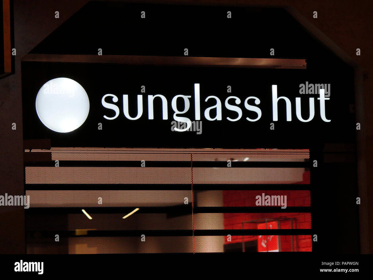das Logo der Marke "Sunglass Hut", Lissabon, Portugal Stock Photo - Alamy
