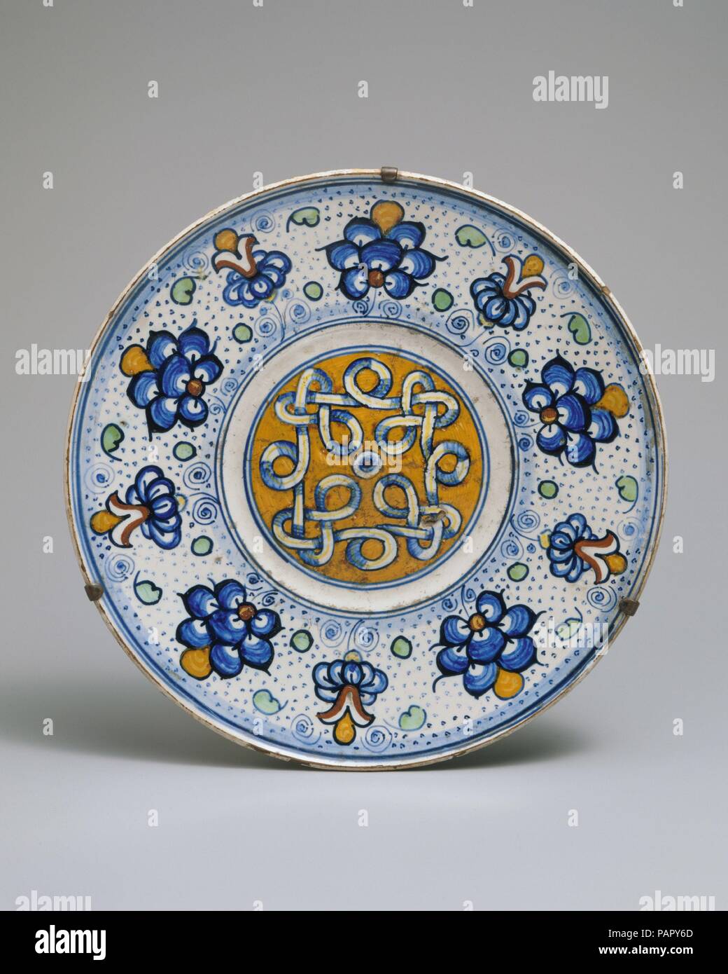 Maiolica: Plate (tagliere). Culture: Italian (Tuscany?). Dimensions: Diameter: 23.3cm (9 3/16 in.). Date: ca. 1500. Museum: Metropolitan Museum of Art, New York, USA. Stock Photo
