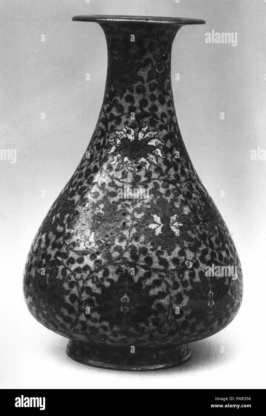 Vase. Culture: China. Dimensions: H. 9 1/2 in. (24.1 cm). Museum: Metropolitan Museum of Art, New York, USA. Stock Photo