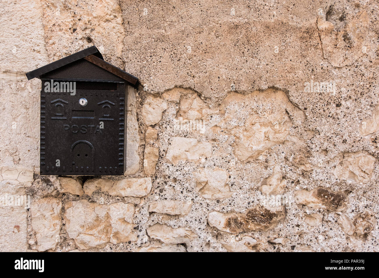 Wallpaper background of a mailbox on a wall. No people Stock Photo - Alamy